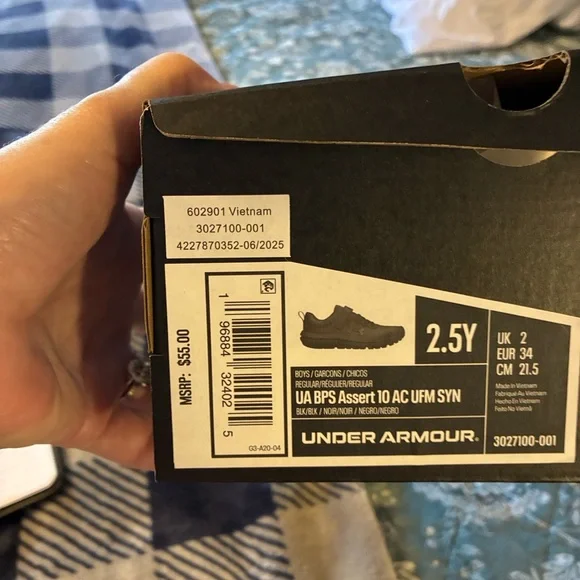 NIB Boys 2.5 Y Under Armour Black Sneakers - Picture 6 of 10